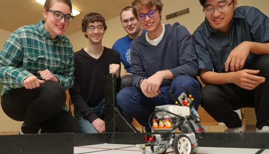靠谱的在线彩票平台 students work on a robotics project