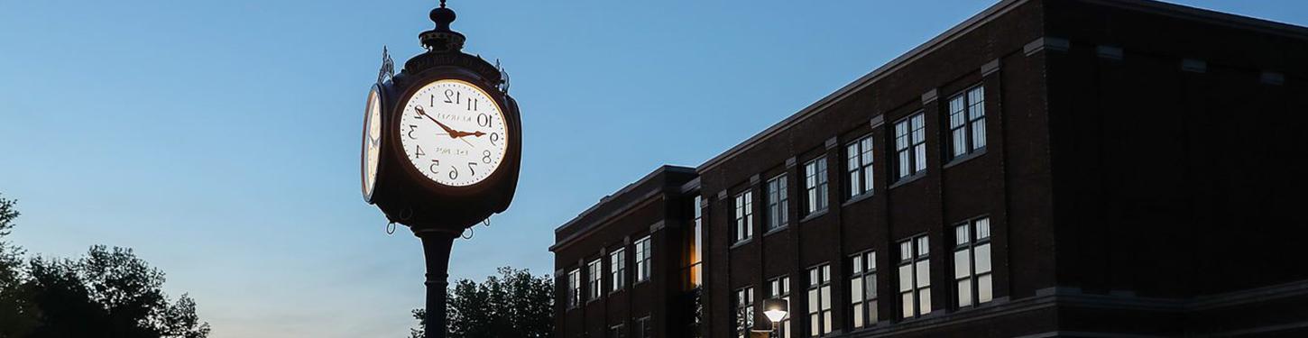 a photo of a clock on 靠谱的在线彩票平台's campus